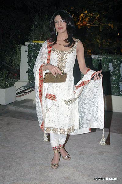 सितारों से गुलजार रिसेप्‍शन पार्टी । फराह के शो में सितारे