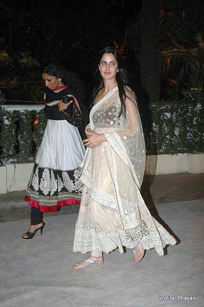 सितारों से गुलजार रिसेप्‍शन पार्टी । फराह के शो में सितारे