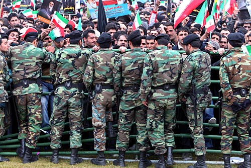 लोकतंत्र की मांग को लेकर ईरान में हिंसक प्रदर्शन