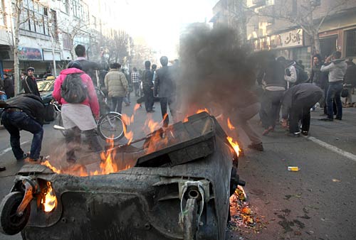 लोकतंत्र की मांग को लेकर ईरान में हिंसक प्रदर्शन