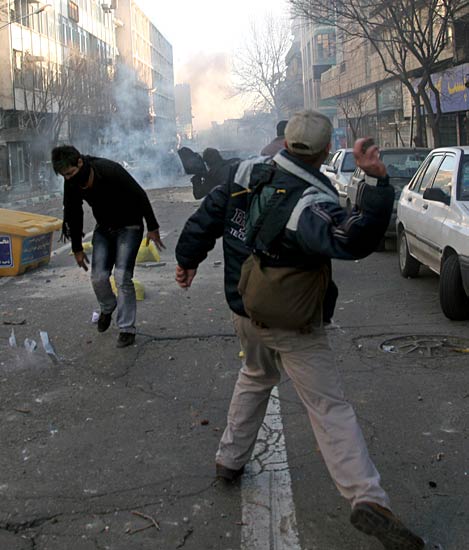 लोकतंत्र की मांग को लेकर ईरान में हिंसक प्रदर्शन