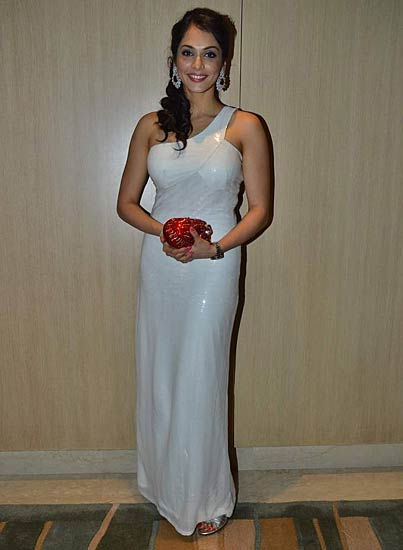 अभिनेत्रियों की पसंद है गाउन | दावत में सितारों की मौज