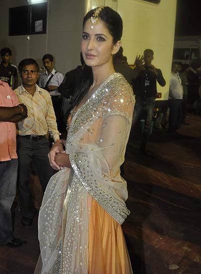 अभिनेत्रियों की पसंद है गाउन | दावत में सितारों की मौज