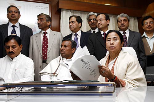 रेल बजट 2011 पेश करने को तैयार ममता बनर्जी