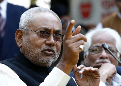 तिरंगे में कांग्रेस और जेपीसी में बीजेपी के साथ नीतीश