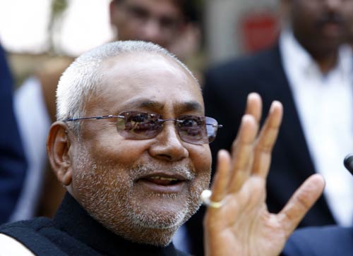 तिरंगे में कांग्रेस और जेपीसी में बीजेपी के साथ नीतीश