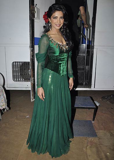 अभिनेत्रियों की पसंद है गाउन | दावत में सितारों की मौज