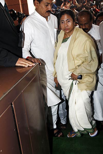 पेश हुआ ममता का रेल बजट