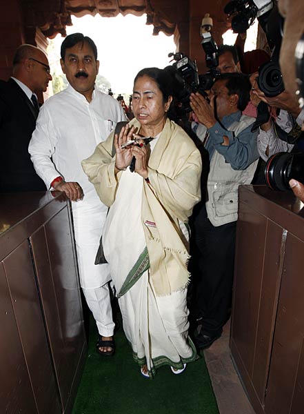 पेश हुआ ममता का रेल बजट