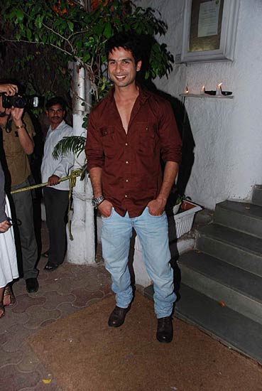 शाहिद कपूर की बर्थडे पार्टी में सितारे । सितारों की मस्‍ती