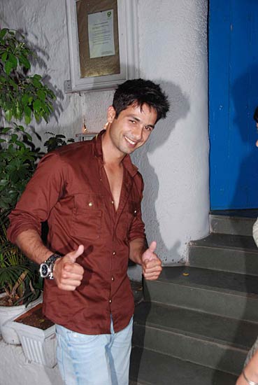 शाहिद कपूर की बर्थडे पार्टी में सितारे । सितारों की मस्‍ती