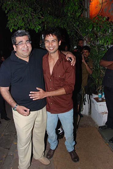 शाहिद कपूर की बर्थडे पार्टी में सितारे । सितारों की मस्‍ती