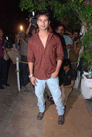 शाहिद कपूर की बर्थडे पार्टी में सितारे । सितारों की मस्‍ती