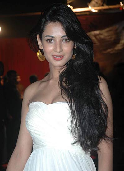 अभिनेत्रियों की पसंद है गाउन | दावत में सितारों की मौज