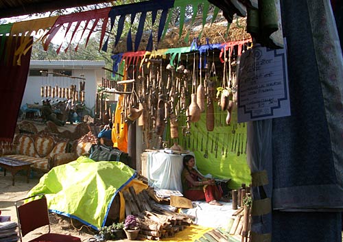 सूरजकुंड में दिखी रंग-बिरंगी रौनक | भा रही है लकड़ी की मूर्तियां