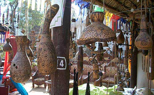 सूरजकुंड में दिखी रंग-बिरंगी रौनक | भा रही है लकड़ी की मूर्तियां