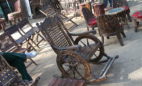 सूरजकुंड में दिखी रंग-बिरंगी रौनक | भा रही है लकड़ी की मूर्तियां