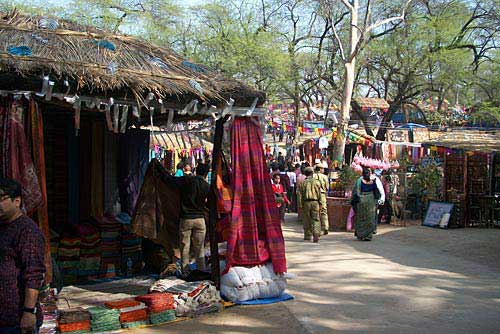 सूरजकुंड में दिखी रंग-बिरंगी रौनक | भा रही है लकड़ी की मूर्तियां