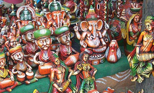 सूरजकुंड में दिखी रंग-बिरंगी रौनक | भा रही है लकड़ी की मूर्तियां