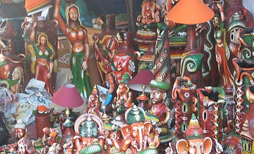 सूरजकुंड में दिखी रंग-बिरंगी रौनक | भा रही है लकड़ी की मूर्तियां