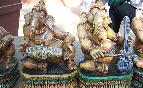 सूरजकुंड में दिखी रंग-बिरंगी रौनक | भा रही है लकड़ी की मूर्तियां