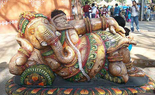 सूरजकुंड में दिखी रंग-बिरंगी रौनक | भा रही है लकड़ी की मूर्तियां