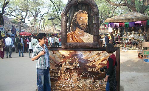 सूरजकुंड में दिखी रंग-बिरंगी रौनक | भा रही है लकड़ी की मूर्तियां