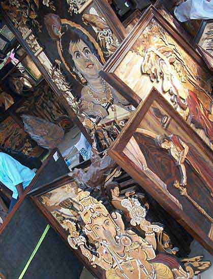 सूरजकुंड में दिखी रंग-बिरंगी रौनक | भा रही है लकड़ी की मूर्तियां