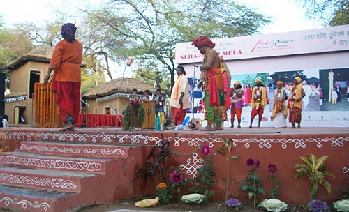 सूरजकुंड में दिखी रंग-बिरंगी रौनक | भा रही है लकड़ी की मूर्तियां