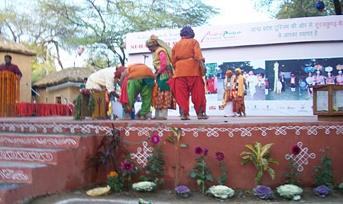 सूरजकुंड में दिखी रंग-बिरंगी रौनक | भा रही है लकड़ी की मूर्तियां