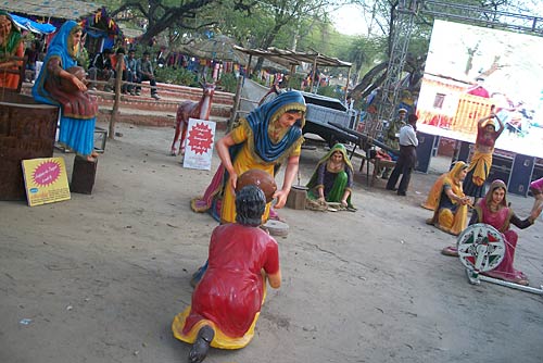 सूरजकुंड में दिखी रंग-बिरंगी रौनक | भा रही है लकड़ी की मूर्तियां