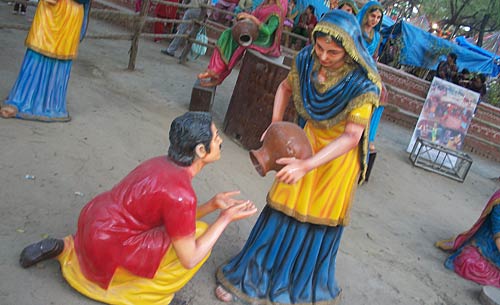 सूरजकुंड में दिखी रंग-बिरंगी रौनक | भा रही है लकड़ी की मूर्तियां