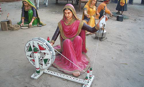 सूरजकुंड में दिखी रंग-बिरंगी रौनक | भा रही है लकड़ी की मूर्तियां