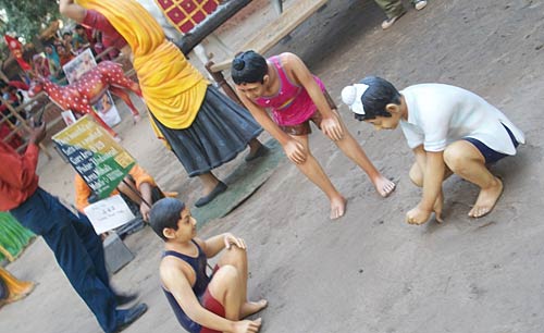 सूरजकुंड में दिखी रंग-बिरंगी रौनक | भा रही है लकड़ी की मूर्तियां