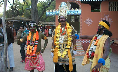 सूरजकुंड में दिखी रंग-बिरंगी रौनक | भा रही है लकड़ी की मूर्तियां