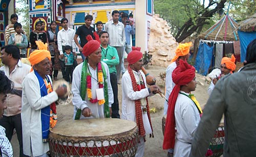 सूरजकुंड में दिखी रंग-बिरंगी रौनक | भा रही है लकड़ी की मूर्तियां