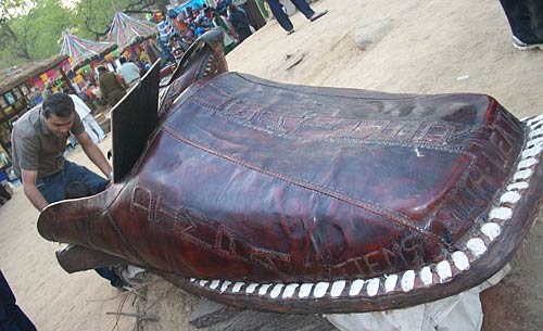 सूरजकुंड में दिखी रंग-बिरंगी रौनक | भा रही है लकड़ी की मूर्तियां