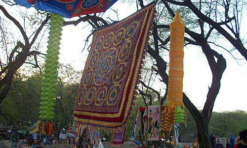 सूरजकुंड में दिखी रंग-बिरंगी रौनक | भा रही है लकड़ी की मूर्तियां