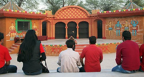 सूरजकुंड में दिखी रंग-बिरंगी रौनक | भा रही है लकड़ी की मूर्तियां