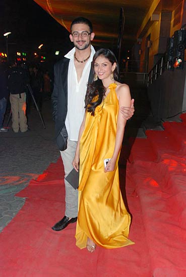 'ये साली जिंदगी' की प्रीमियर पार्टी । फराह के शो में सितारे