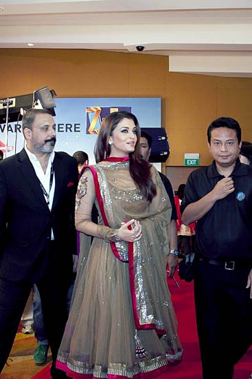 सितारों से गुलजार 'जी सिने अवार्ड्स' समारोह । सितारों की मस्‍ती