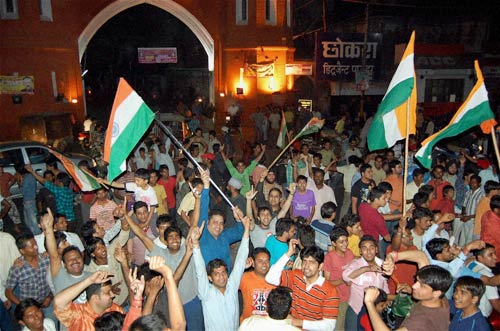 देखें आधी रात का जश्‍न । तस्‍वीरों में भारत की रोमांचक जीत