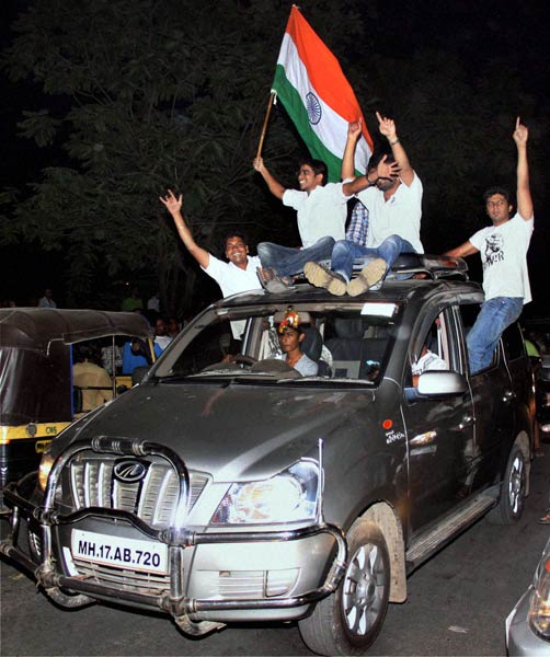 देखें आधी रात का जश्‍न । तस्‍वीरों में भारत की रोमांचक जीत