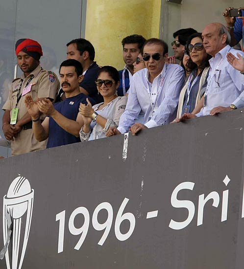 भारत-पाक के बीच हुए महामुकाबले की तस्‍वीरें । अपडेट