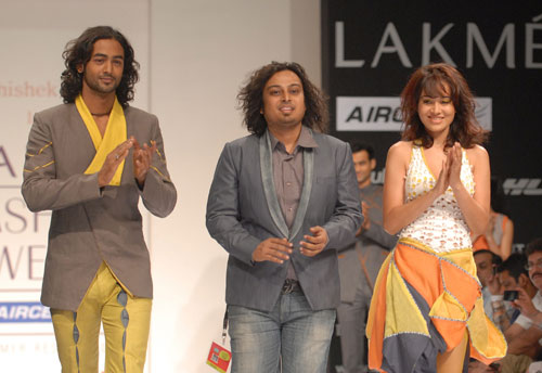 फैशन वीक में मॉडलों ने मोहा मन । फैशन वीक की और तस्‍वीरें