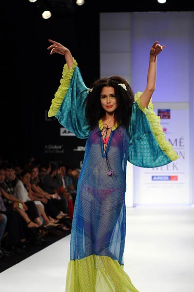 फैशन वीक में मॉडलों ने मोहा मन । फैशन वीक की और तस्‍वीरें