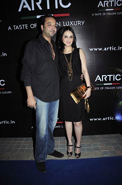 आरटिक वोदका की लॉंच पार्टी में सितारे । बिकनी मॉडल्‍स