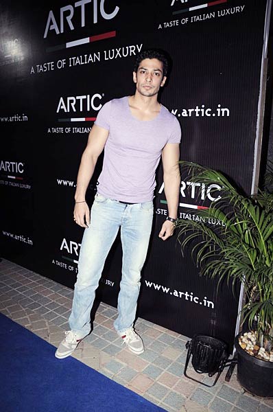 आरटिक वोदका की लॉंच पार्टी में सितारे । बिकनी मॉडल्‍स