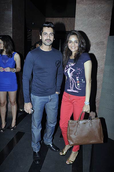 आरटिक वोदका की लॉंच पार्टी में सितारे । बिकनी मॉडल्‍स