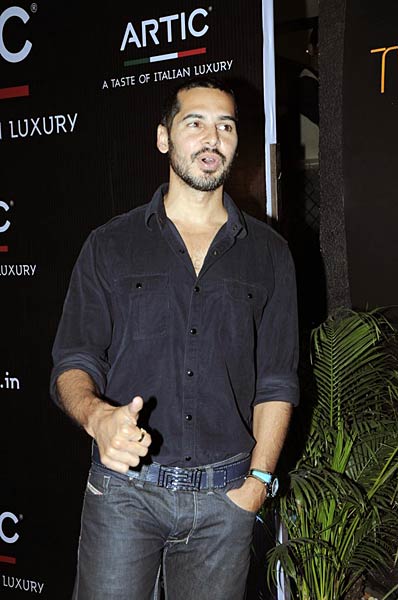 आरटिक वोदका की लॉंच पार्टी में सितारे । बिकनी मॉडल्‍स